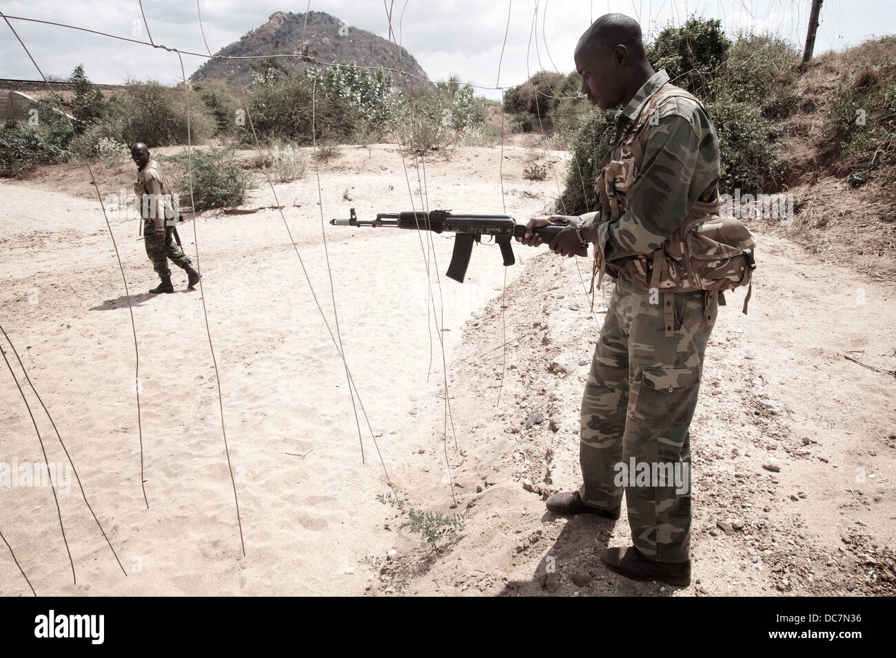 Rangers de la faune La faune du Kenya de naviguer services parc Tsavo East clôture électrique . Kenya Banque D'Images