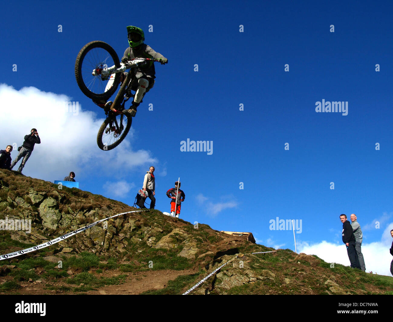 Mountain biker jumping Banque D'Images
