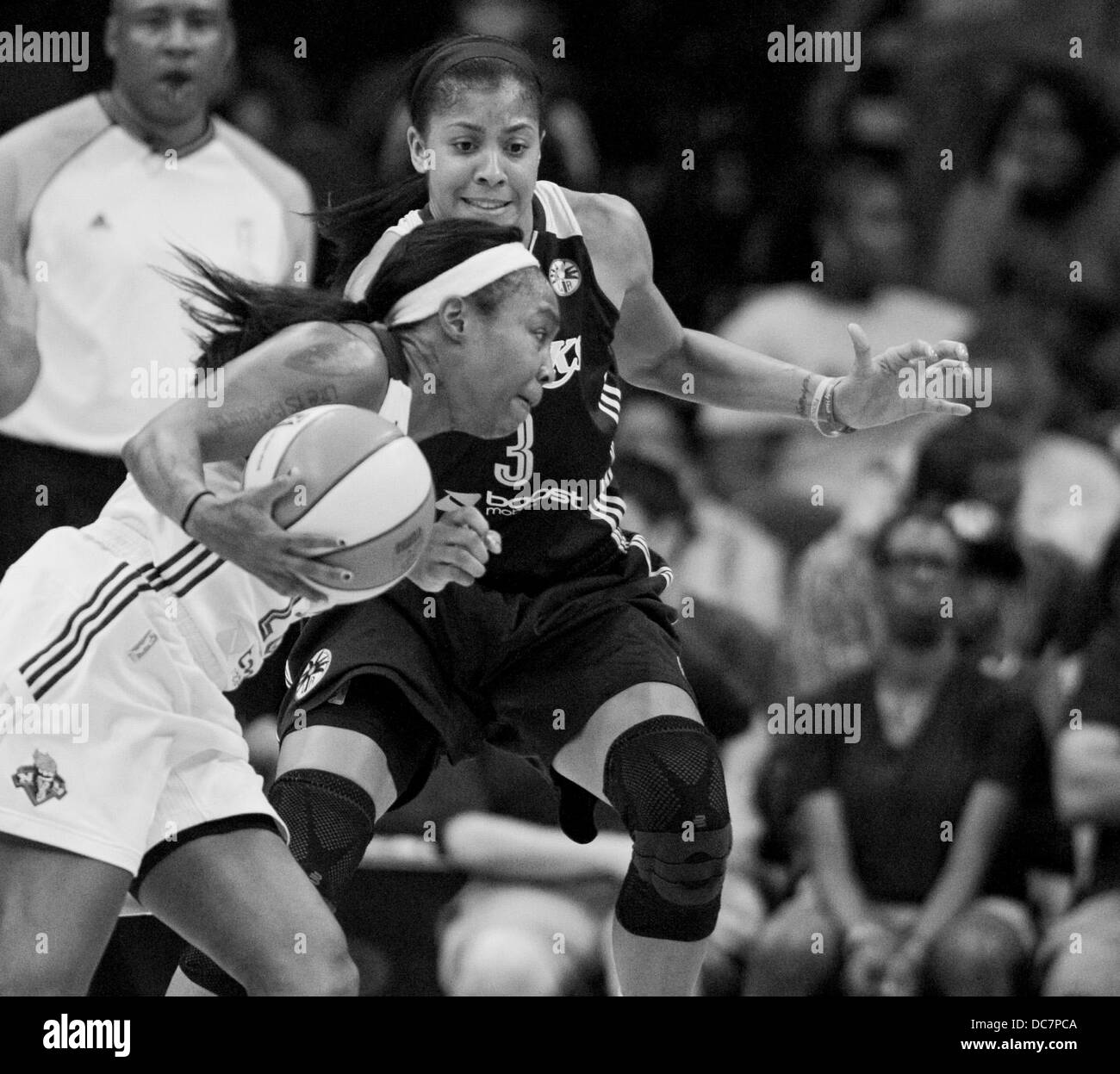 10 août 2013 - Newark, New Jersey, États-Unis - Liberty's guard Cappie Pondexter (23) reçoit la pression de Sparks centre marche avant Candace Parker (3) dans la seconde moitié au cours de l'action à la WNBA Prudential Center de Newark, New Jersey entre la liberté de New York et le Los Angeles Sparks. Les étincelles défait la liberté 85-67. Banque D'Images