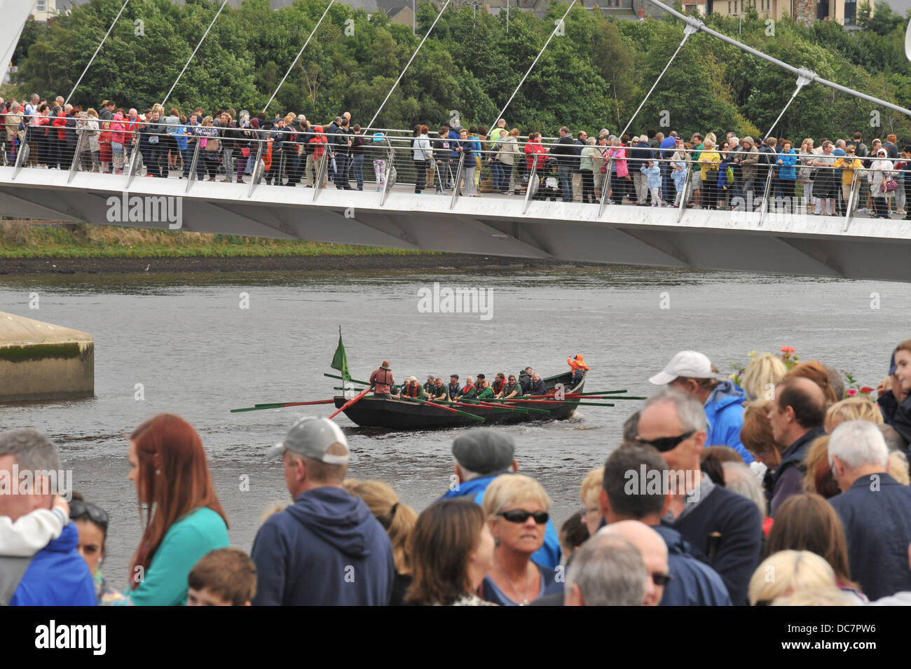 équipage de bateau irlandais Banque d'images noir et blanc - Alamy