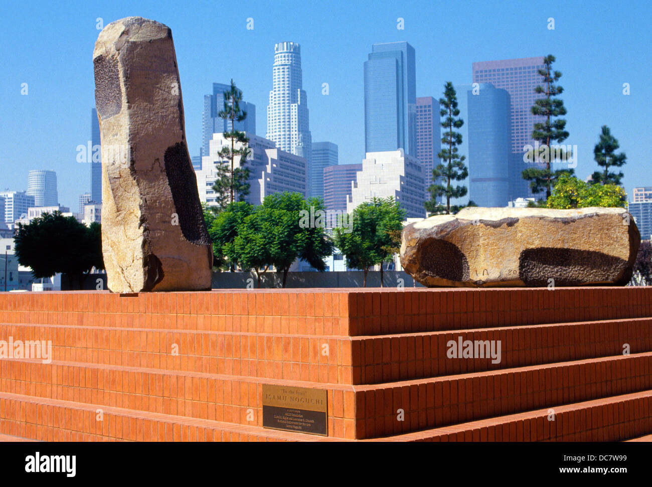 Célèbre artiste Isamu Noguchi a créé une sculpture monumentale avec deux rochers basaltiques de la petite région de Tokyo dans le centre-ville de Los Angeles, Californie, USA. Banque D'Images