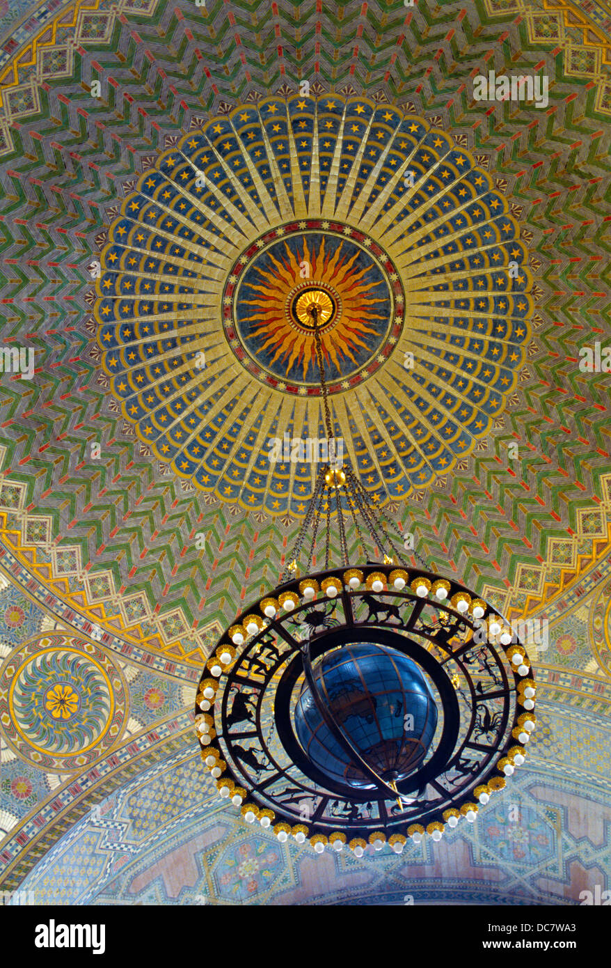Sous un soleil peint, le lustre Globe 1927 est suspendu au plafond du centre-ville de Los Angeles (Public) Central Library en Californie, USA. Banque D'Images