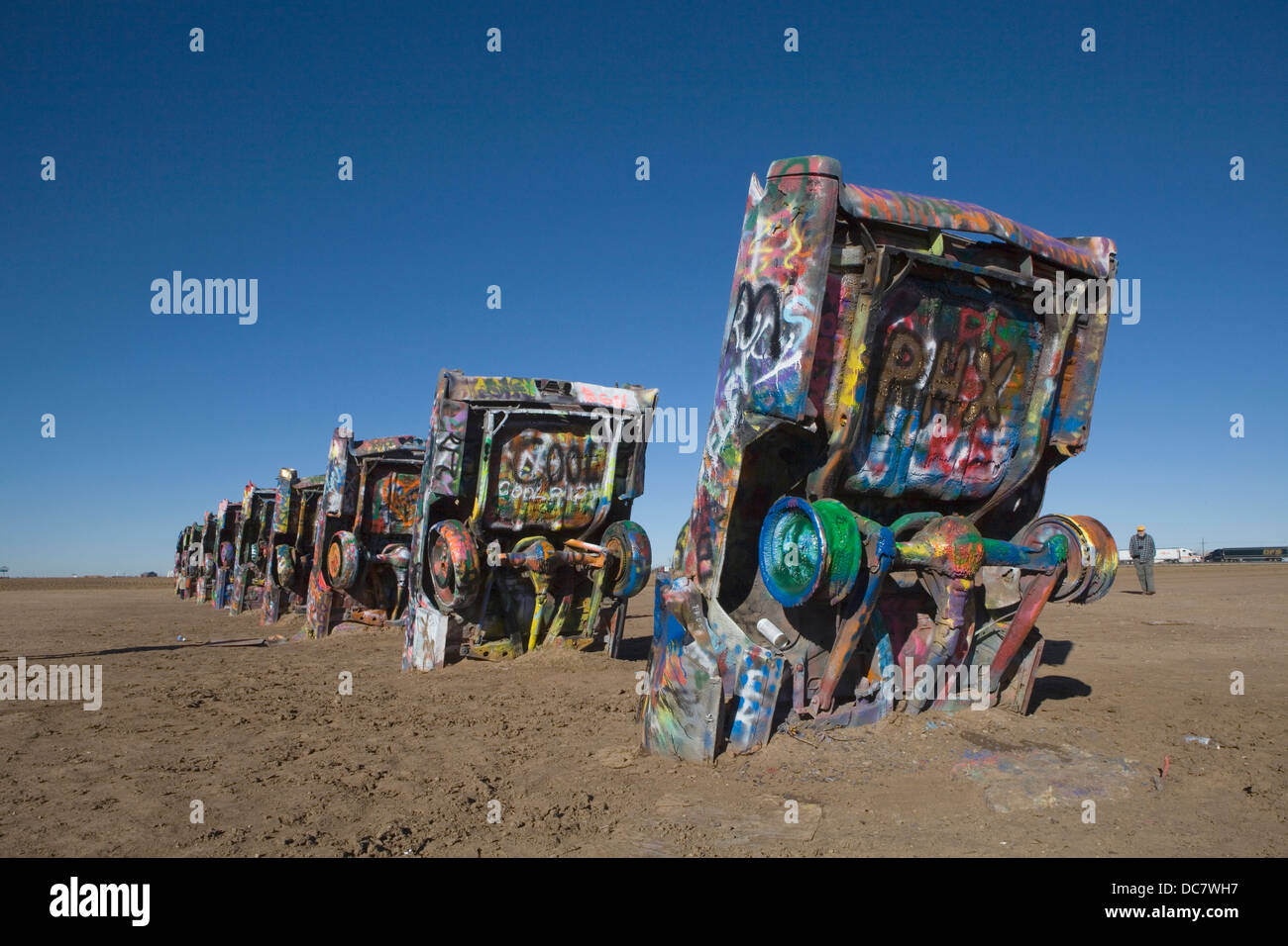 Une installation artistique appelé le Cadillac Ranch peut être vu à partir de la I-40 près de Amarillo, Texas. Photo par Janet Porter Fiérement Banque D'Images