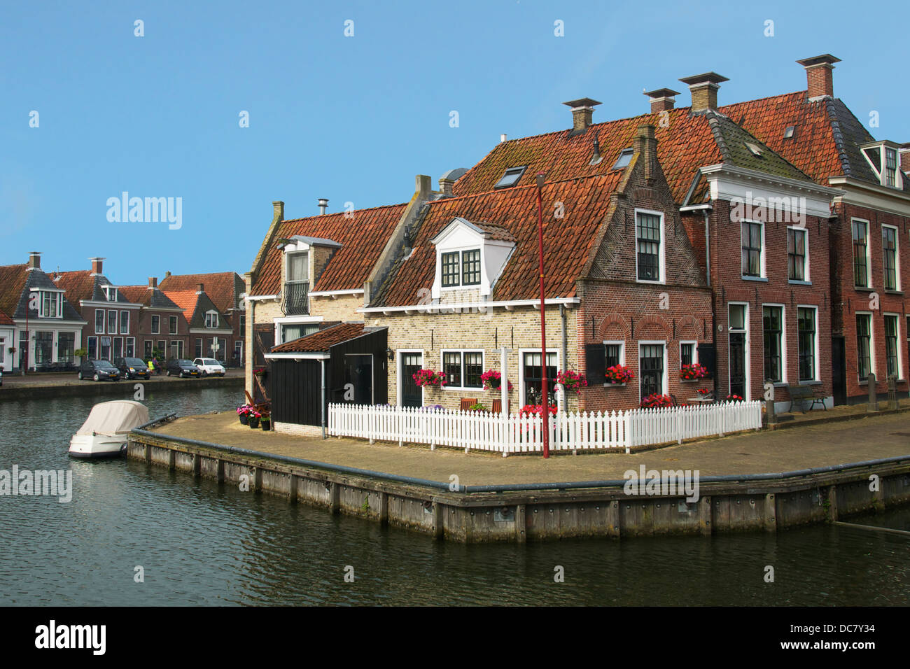 Maisons au bord du canal à Makkum Friesland Holland Banque D'Images