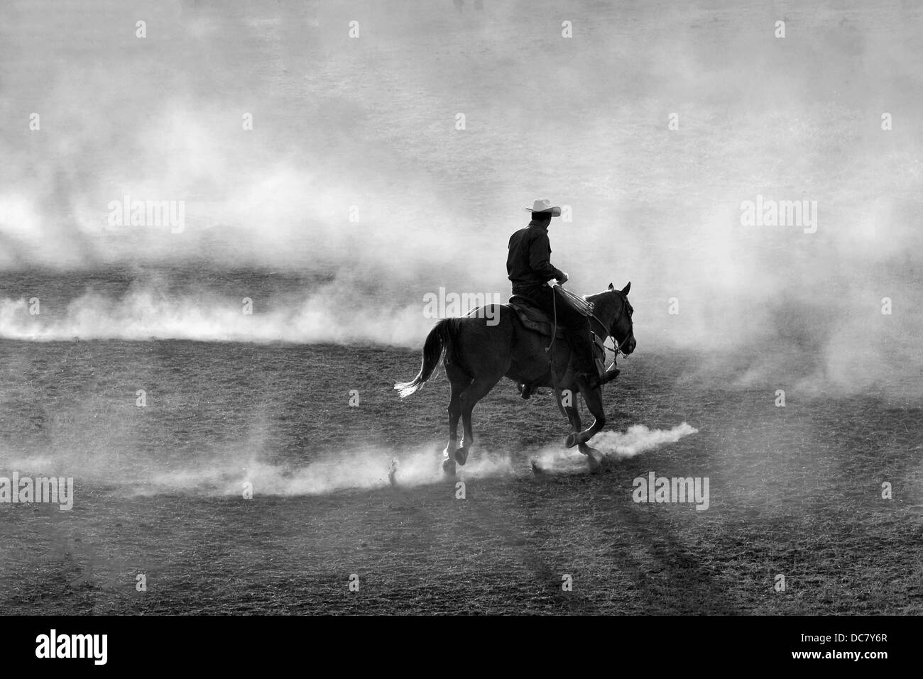 Cowboy exerçant devant le chef Joseph Jours Rodeo dans Joseph, Oregon. Banque D'Images