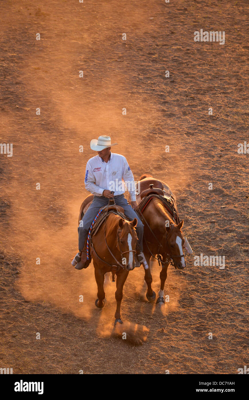 Cowboy à la tête d'un cheval avant le chef Joseph Jours Rodeo dans Joseph, Oregon. Banque D'Images