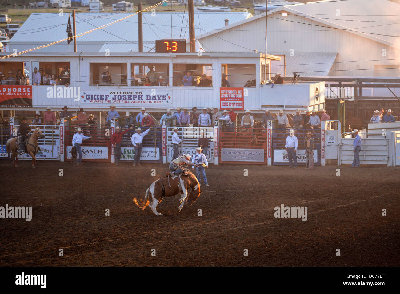 La monte de selle à l'événement le chef Joseph Jours Rodeo dans Joseph, Oregon. Banque D'Images