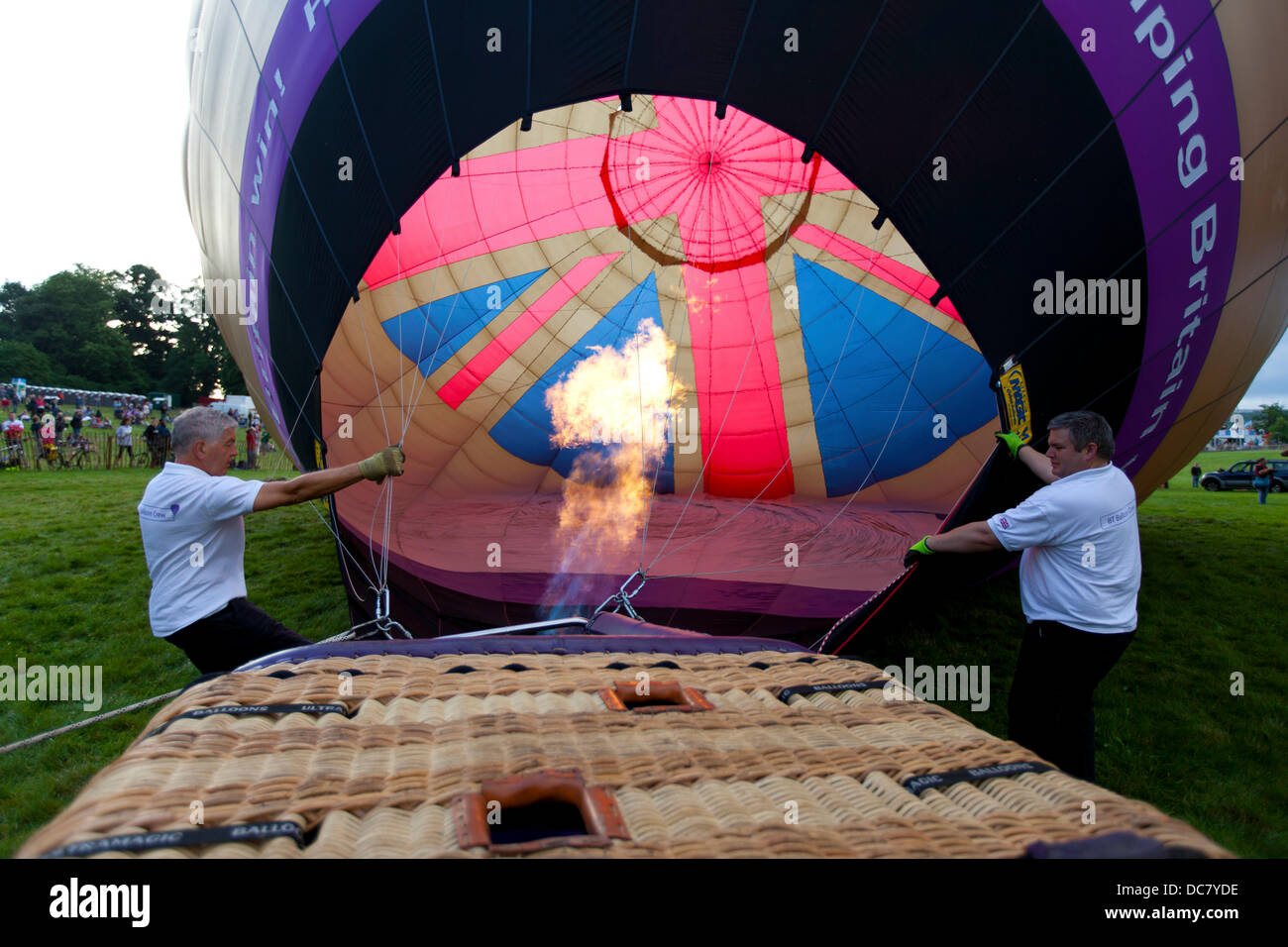 L'intérieur d'un ballon à air chaud pendant le gonflage de l'enveloppe à la 35e Bristol International Balloon Fiesta. Bristol, Angleterre, Royaume-Uni. Banque D'Images