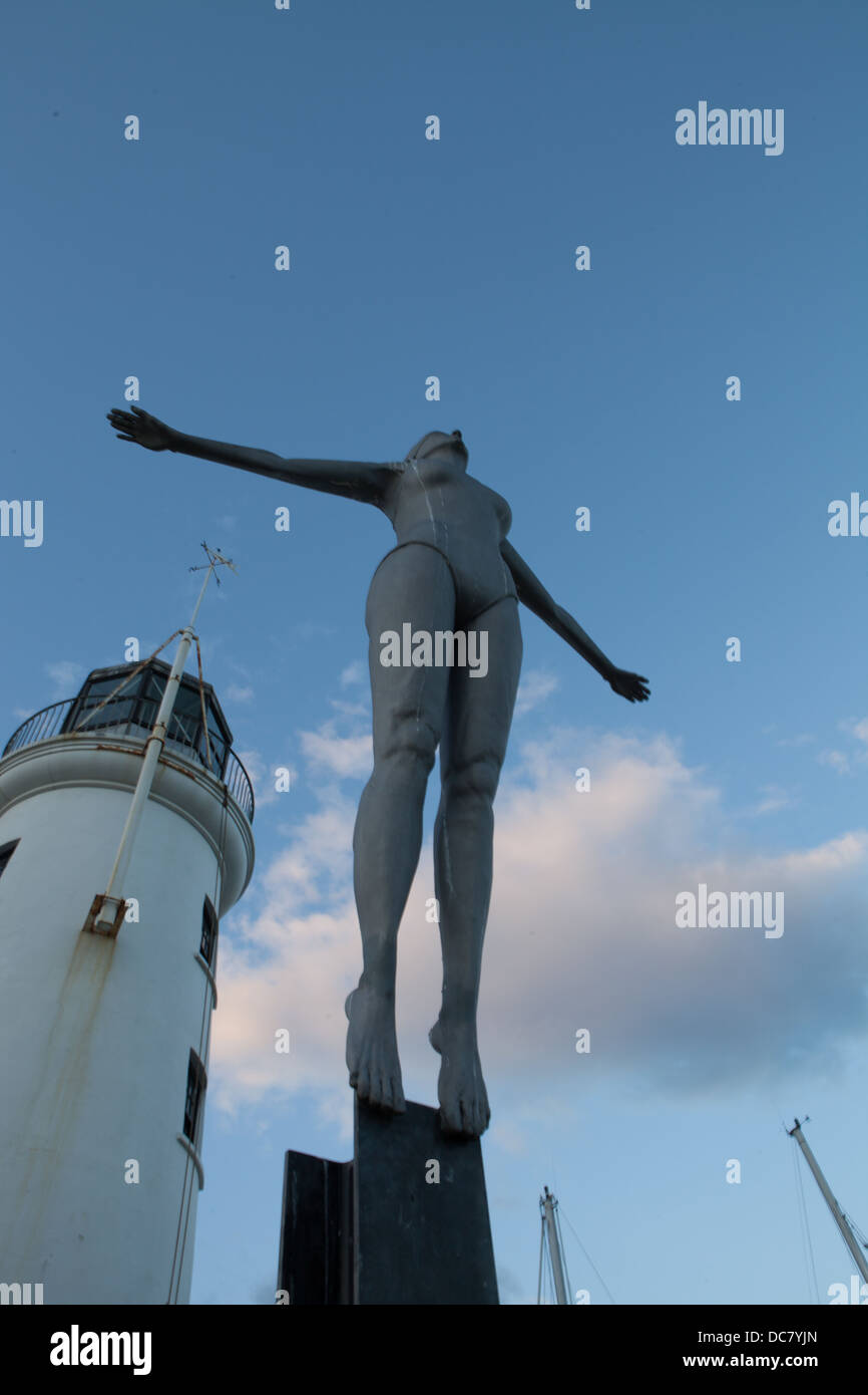 Echelle de Scarborough statue Bell sur Vincent pier avec phare en arrière-plan. Banque D'Images