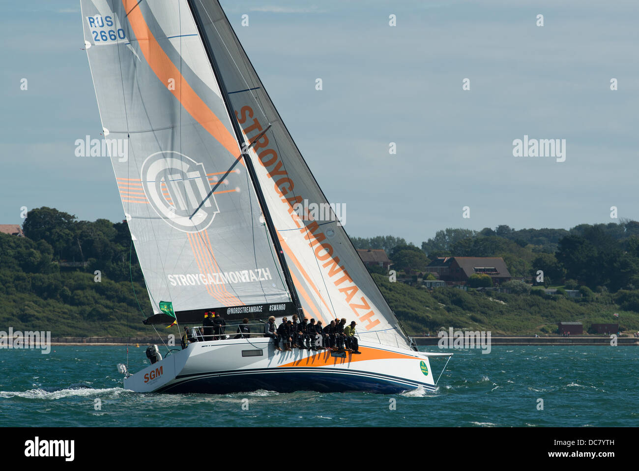 L'île de Wight, Royaume-Uni. Août 11, 2013. Assis sur le bord de l'équipage sur SGM, un Swan 60 dans la classe IRC (RUS 2660 Z Numéro de voile) vue en gros au début de la Fastnet Race 2013 peu après, au départ de Cowes le 11 août 2013 Credit : MeonStock/Alamy Live News Banque D'Images