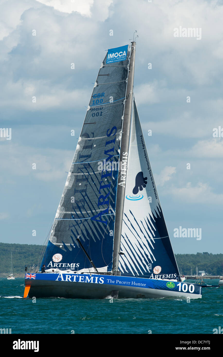 L'île de Wight, Royaume-Uni. Août 11, 2013. Artemis Ocean Racing 100, un 60 pieds IMOCA dans la classe Z IRC (GBR 100) Numéro de voile sur le côté sur toute la longueur au début de la Fastnet Race 2013 peu après, au départ de Cowes le 11 août 2013 Credit : MeonStock/Alamy Live News Banque D'Images