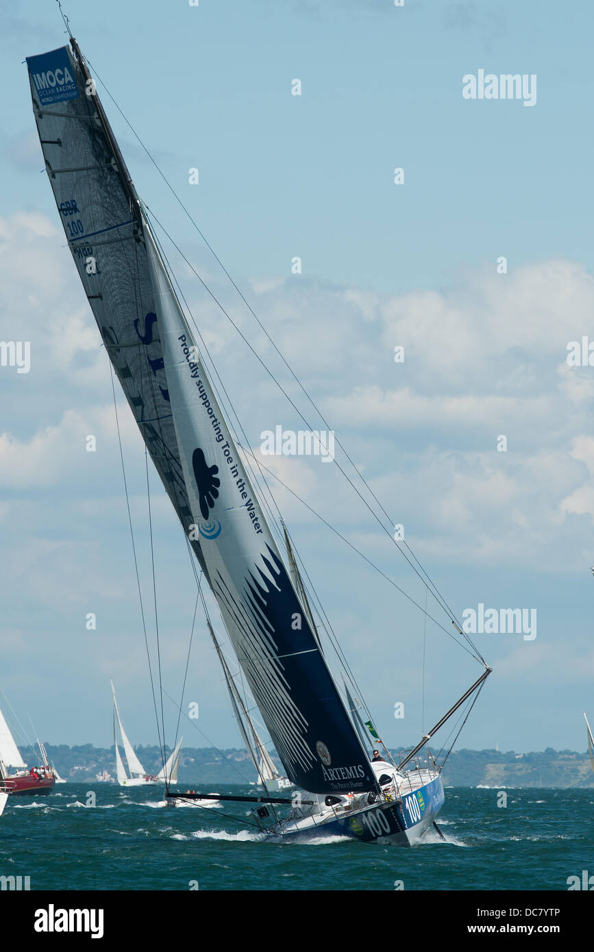 L'île de Wight, Royaume-Uni. Août 11, 2013. Artemis Ocean Racing 100, un 60 pieds IMOCA dans la classe Z IRC (GBR 100) Numéro de voile sur la tête sur toute la longueur au début de la Fastnet Race 2013 peu après, au départ de Cowes le 11 août 2013 Credit : MeonStock/Alamy Live News Banque D'Images
