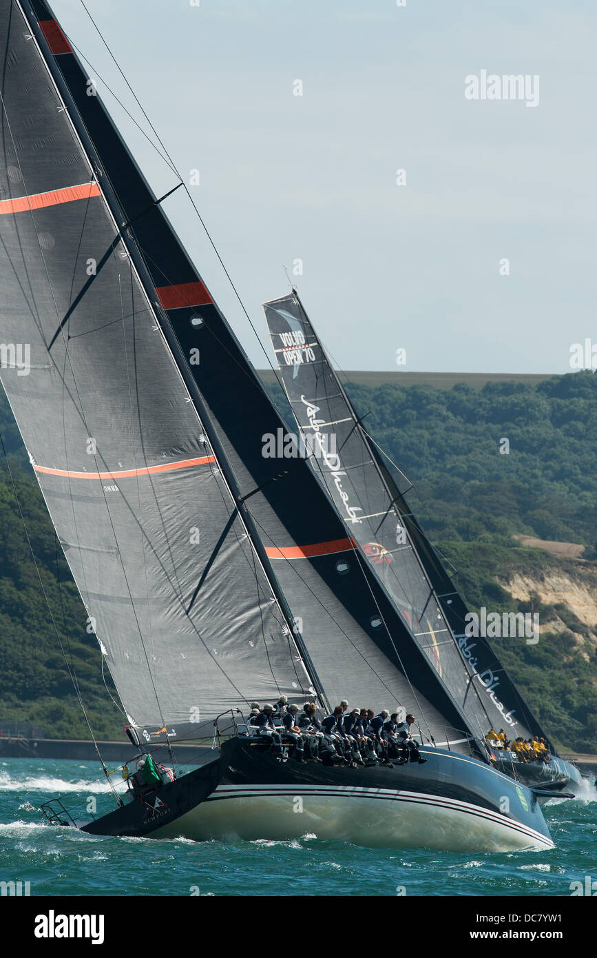 L'île de Wight, Royaume-Uni. Août 11, 2013. Équipage assis sur le côté de l'hormone sur la Bella mente, une JV 72 personnalisé dans la classe IRC (USA45 Z Numéro de voile) près de vue pleine longueur à tâtonner à Abu Dhabi au départ de la Fastnet Race 2013 peu après, au départ de Cowes le 11 août 2013 Credit : MeonStock/Alamy Live News Banque D'Images