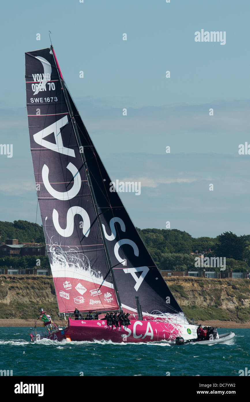 L'île de Wight, Royaume-Uni. Août 11, 2013. Team SCA, une Volvo 70 dans la classe Z IRC (SWE 1673) Numéro de voile sur toute la longueur au début de la Fastnet Race 2013 peu après, au départ de Cowes le 11 août 2013 Credit : MeonStock/Alamy Live News Banque D'Images