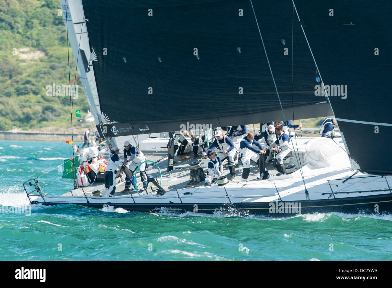L'île de Wight, Royaume-Uni. Août 11, 2013. Groupe de travail sur le disque dur de l'équipage Bella mente, une JV 72 personnalisé dans la classe IRC (USA45 Z Numéro de voile) vue en gros au début de la Fastnet Race 2013 peu après, au départ de Cowes le 11 août 2013 Credit : MeonStock/Alamy Live News Banque D'Images