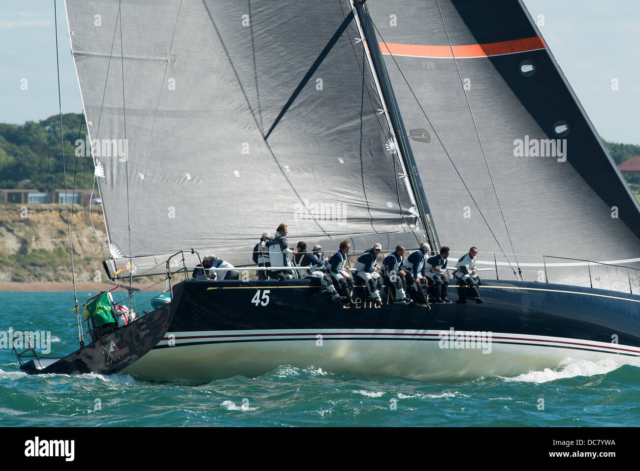 L'île de Wight, Royaume-Uni. Août 11, 2013. Assis sur le bord de l'équipage sur le Bella mente, une JV 72 personnalisé dans la classe IRC (USA45 Z Numéro de voile) vue en gros au début de la Fastnet Race 2013 peu après, au départ de Cowes le 11 août 2013 Credit : MeonStock/Alamy Live News Banque D'Images