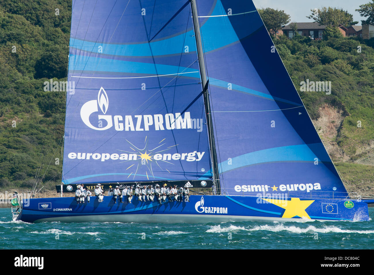 L'île de Wight, Royaume-Uni. Août 11, 2013. Esimit Europa 2, un RP100 dans la classe CK1001 (SLO) Numéro de voile fermer jusqu'au début de la Fastnet Race 2013 avec le logo Gazprom peu après, au départ de Cowes le 11 août 2013 Credit : MeonStock/Alamy Live News Banque D'Images