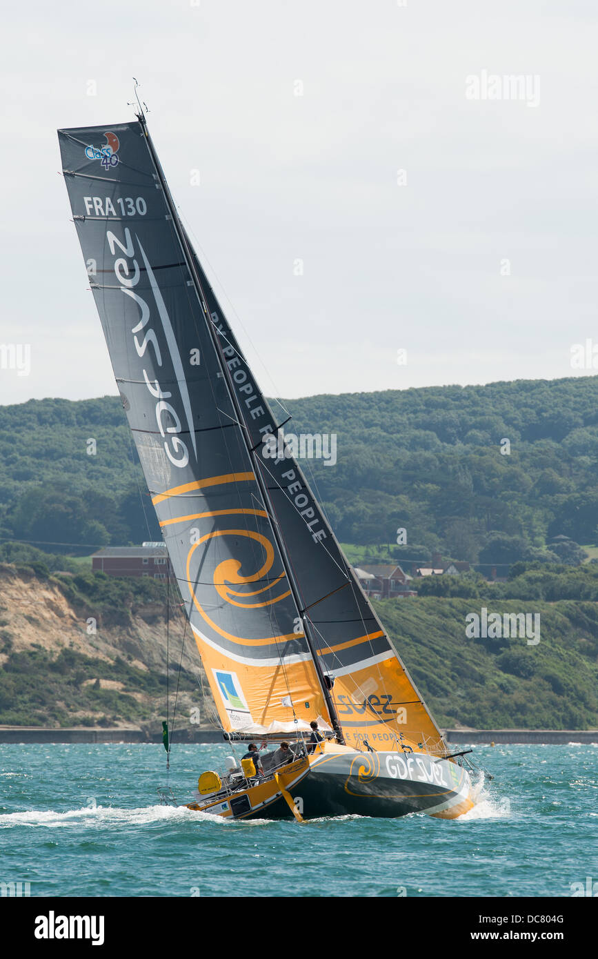 L'île de Wight, Royaume-Uni. Août 11, 2013. GDF SUEZ, une classe 40 (numéro de voile FRA130) sur toute la longueur au début de la Fastnet Race 2013 peu après, au départ de Cowes le 11 août 2013 Credit : MeonStock/Alamy Live News Banque D'Images