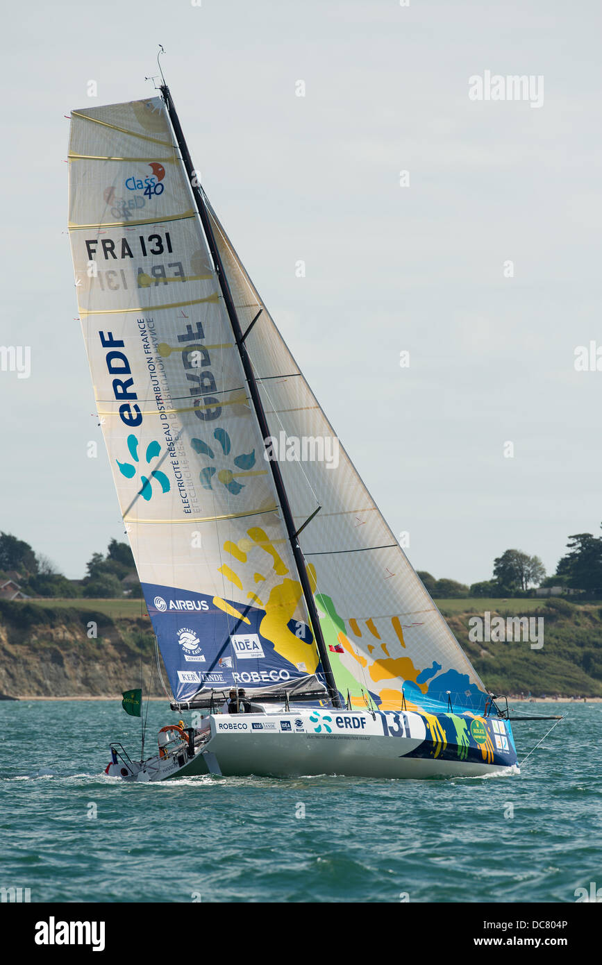 L'île de Wight, Royaume-Uni. Août 11, 2013. ERDF - Des pieds et des Mair, une classe 40 (numéro de voile FRA131) sur toute la longueur au début de la Fastnet Race 2013 peu après, au départ de Cowes le 11 août 2013 Credit : MeonStock/Alamy Live News Banque D'Images