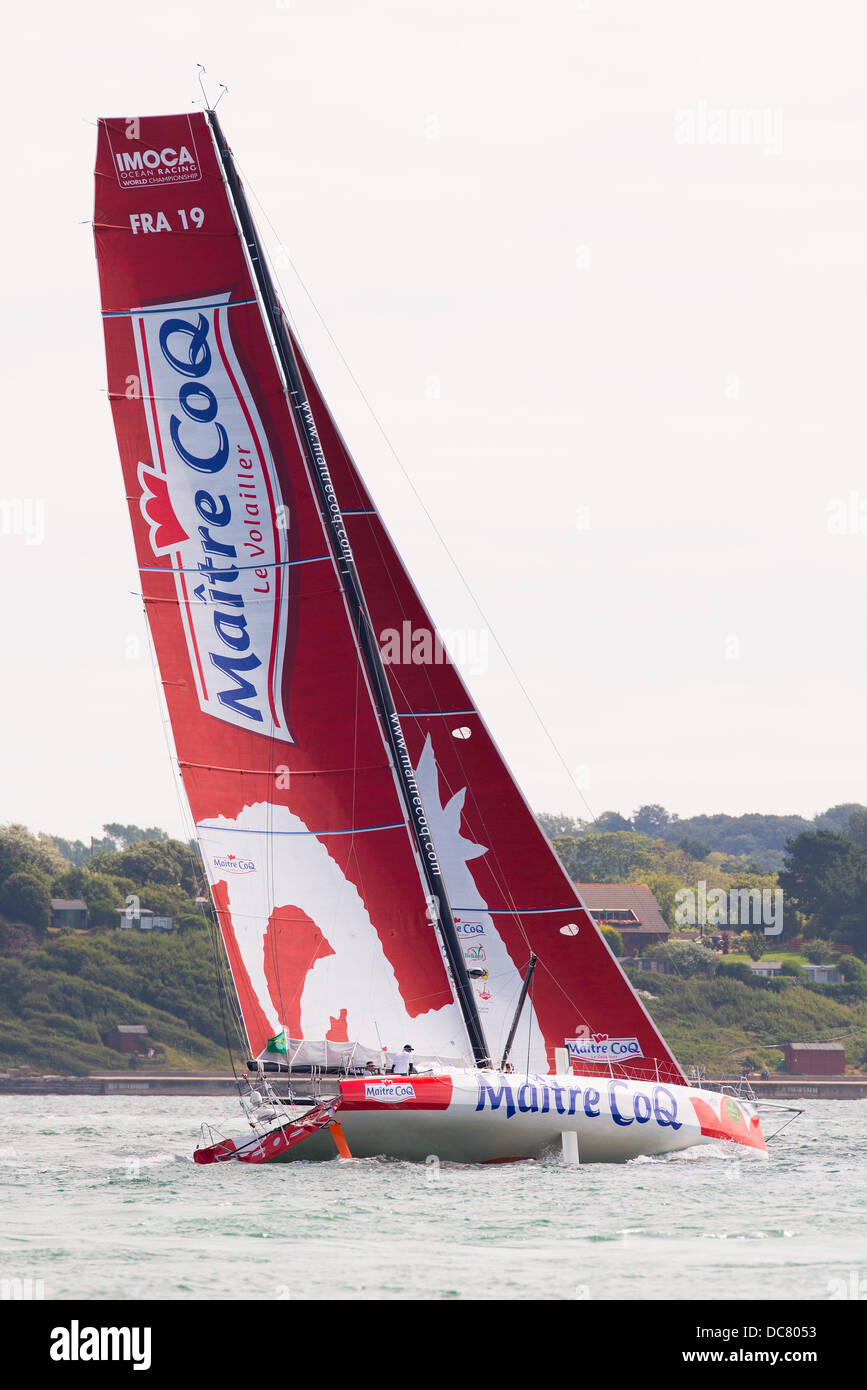 L'île de Wight, Royaume-Uni. Août 11, 2013. Maitre Coq, une classe IMOCA 60 (numéro de voile FRA19-2) sur toute la longueur au début de la Fastnet Race 2013 peu après, au départ de Cowes le 11 août 2013 Credit : MeonStock/Alamy Live News Banque D'Images