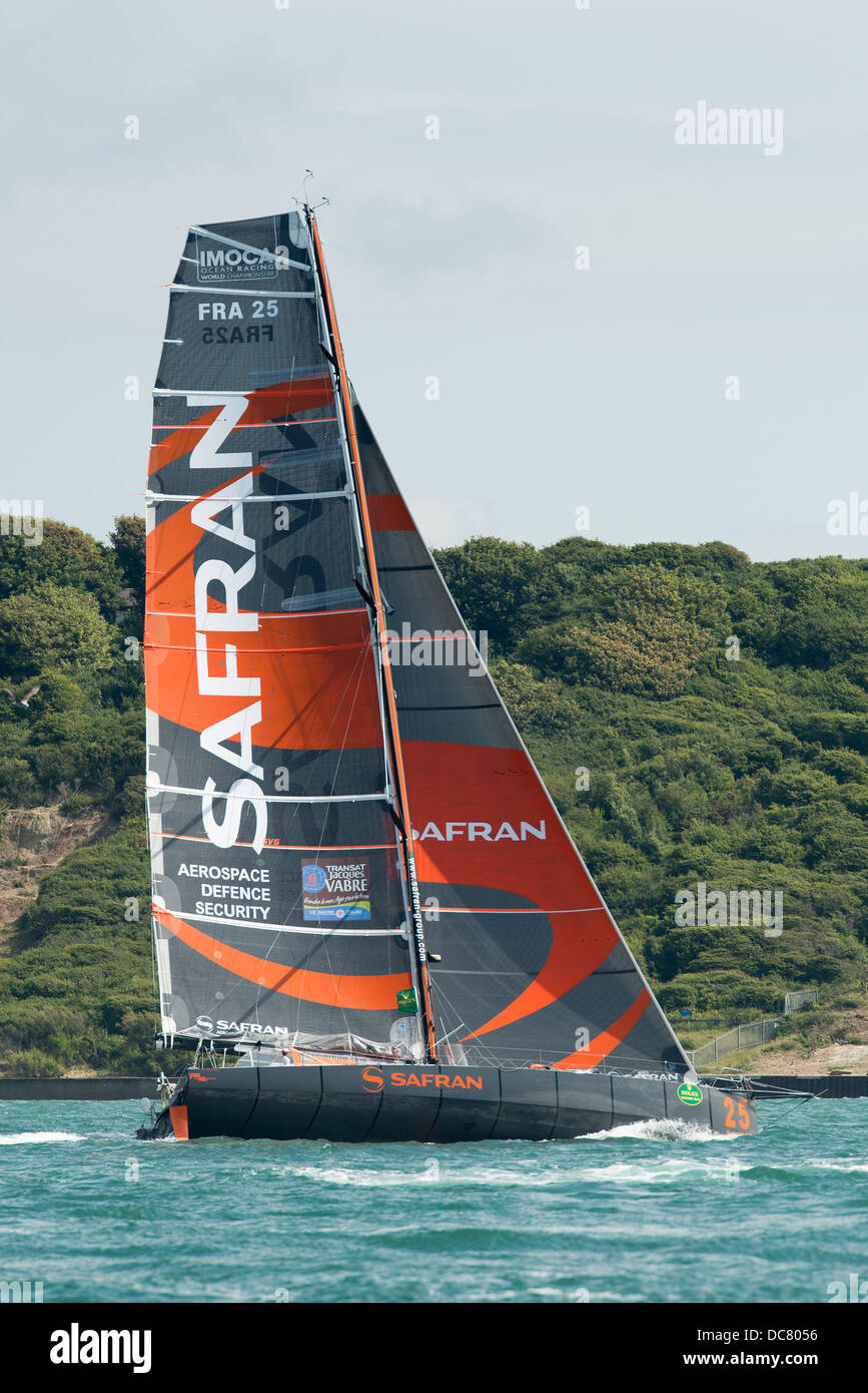 L'île de Wight, Royaume-Uni. Août 11, 2013. IMOCA Safran, un numéro de voile 60 (25) traverse l'île de Wight dans la Fastnet Race 2013 peu après, au départ de Cowes le 11 août 2013 Credit : MeonStock/Alamy Live News Banque D'Images