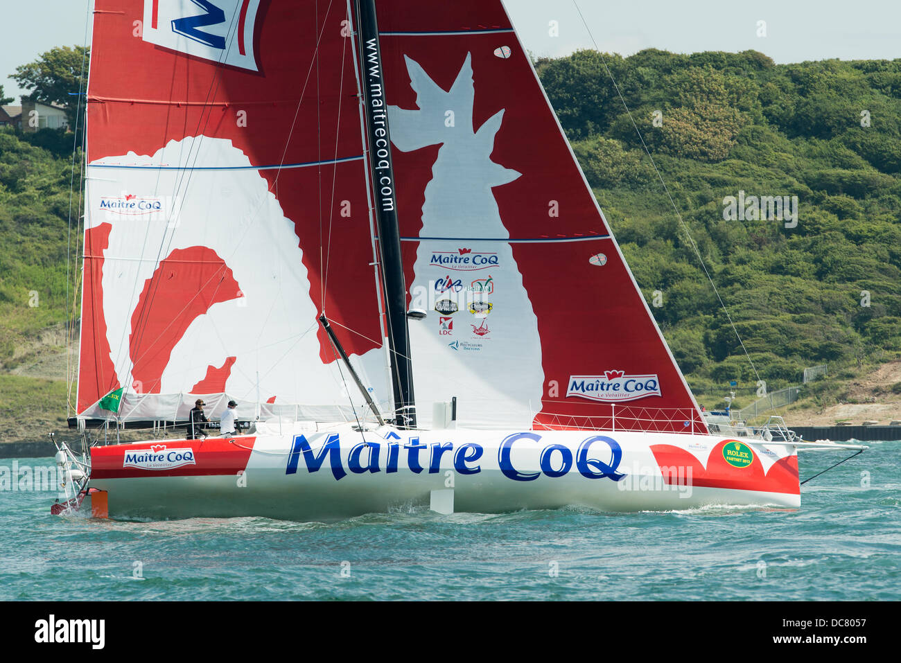 L'île de Wight, Royaume-Uni. Août 11, 2013. Maitre Coq, une classe IMOCA 60 (numéro de voile FRA19-2) vue en gros au début de la Fastnet Race 2013 peu après, au départ de Cowes le 11 août 2013 Credit : MeonStock/Alamy Live News Banque D'Images
