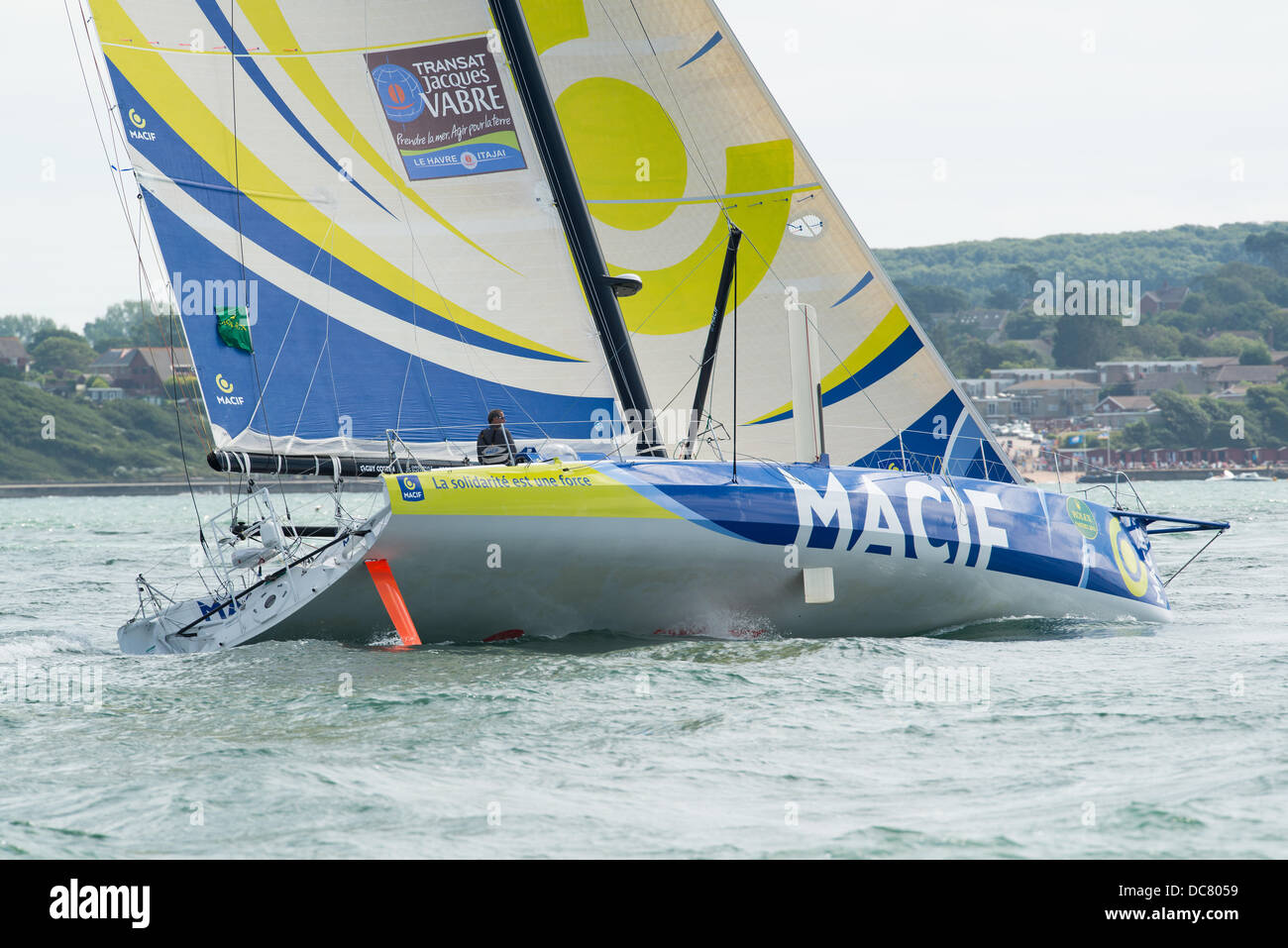 L'île de Wight, Royaume-Uni. Août 11, 2013. Macif, une classe IMOCA 60 (numéro de voile FRA301) vue en gros au début de la Fastnet Race 2013 peu après, au départ de Cowes le 11 août 2013 Credit : MeonStock/Alamy Live News Banque D'Images