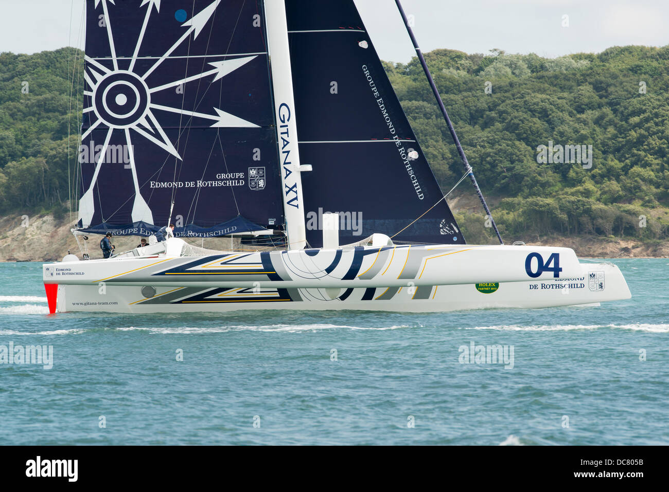 L'île de Wight, Royaume-Uni. Août 11, 2013. Edmond de Rothschild - gitan, un trimaran MOD 70 (numéro de voile FRA4) dans la classe des multicoques MOCRA au début de la Fastnet Race 2013 peu après, au départ de Cowes le 11 août 2013 Credit : MeonStock/Alamy Live News Banque D'Images