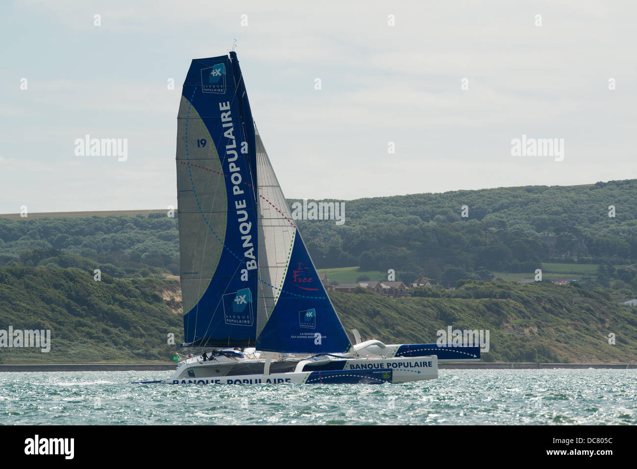 L'île de Wight, Royaume-Uni. Août 11, 2013. Banque Populaire, un trimaran (numéro de voile FRA19) dans la classe des multicoques MOCRA au début de la Fastnet Race 2013 peu après, au départ de Cowes le 11 août 2013 Credit : MeonStock/Alamy Live News Banque D'Images