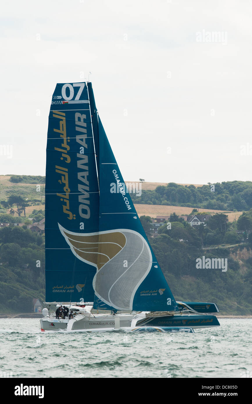L'île de Wight, Royaume-Uni. Août 11, 2013. Oman Air - Lombok, un trimaran MOD 70 (OMA07 Numéro de voile) dans la classe des multicoques MOCRA deuxième sur le terrain au début de la Fastnet Race 2013 peu après, au départ de Cowes le 11 août 2013 Credit : MeonStock/Alamy Live News Banque D'Images