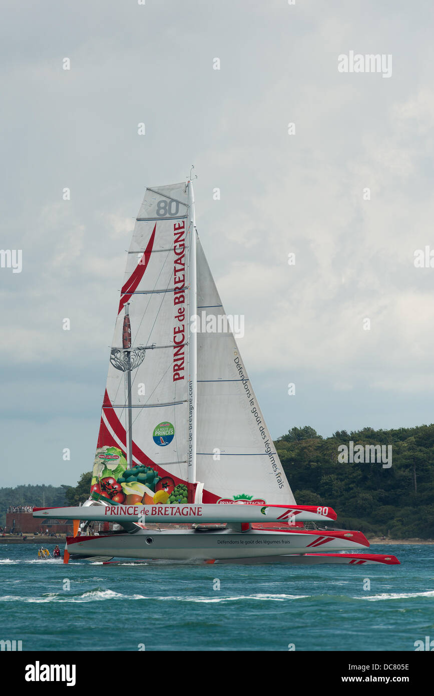L'île de Wight, Royaume-Uni. Août 11, 2013. Prince de Bretagne, un maxi trimaran FRA80 multiull (numéro de voile) dans la classe des multicoques MOCRA avec une coque hors de l'eau au début de la Fastnet Race 2013 peu après, au départ de Cowes le 11 août 2013 Credit : MeonStock/Alamy Live News Banque D'Images
