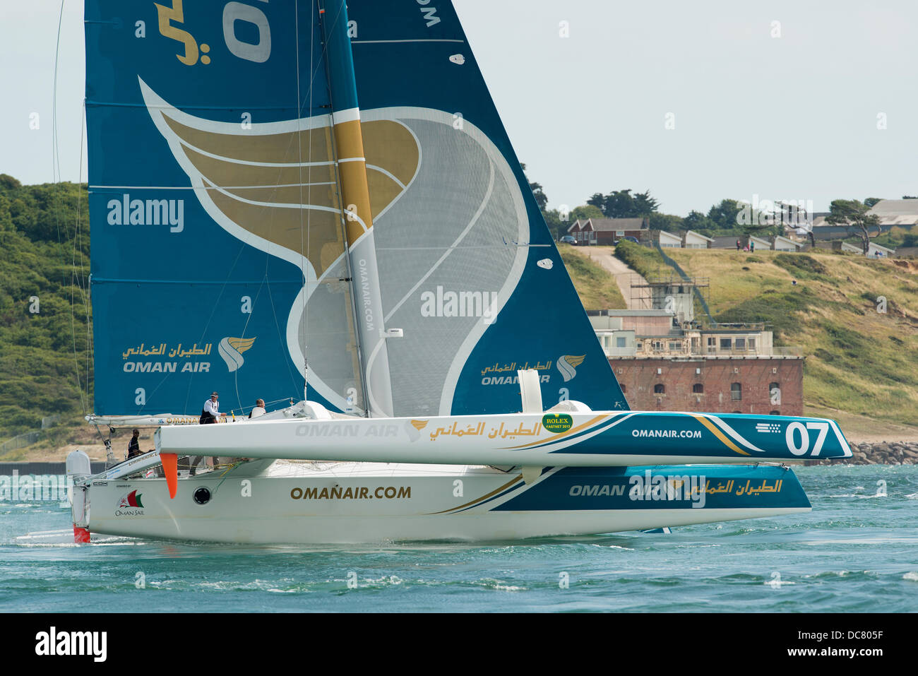 L'île de Wight, Royaume-Uni. Août 11, 2013. Oman Air - Lombok, un trimaran MOD 70 (OMA07 Numéro de voile) dans la classe des multicoques MOCRA deuxième sur le terrain au début de la Fastnet Race 2013 peu après, au départ de Cowes le 11 août 2013 Credit : MeonStock/Alamy Live News Banque D'Images