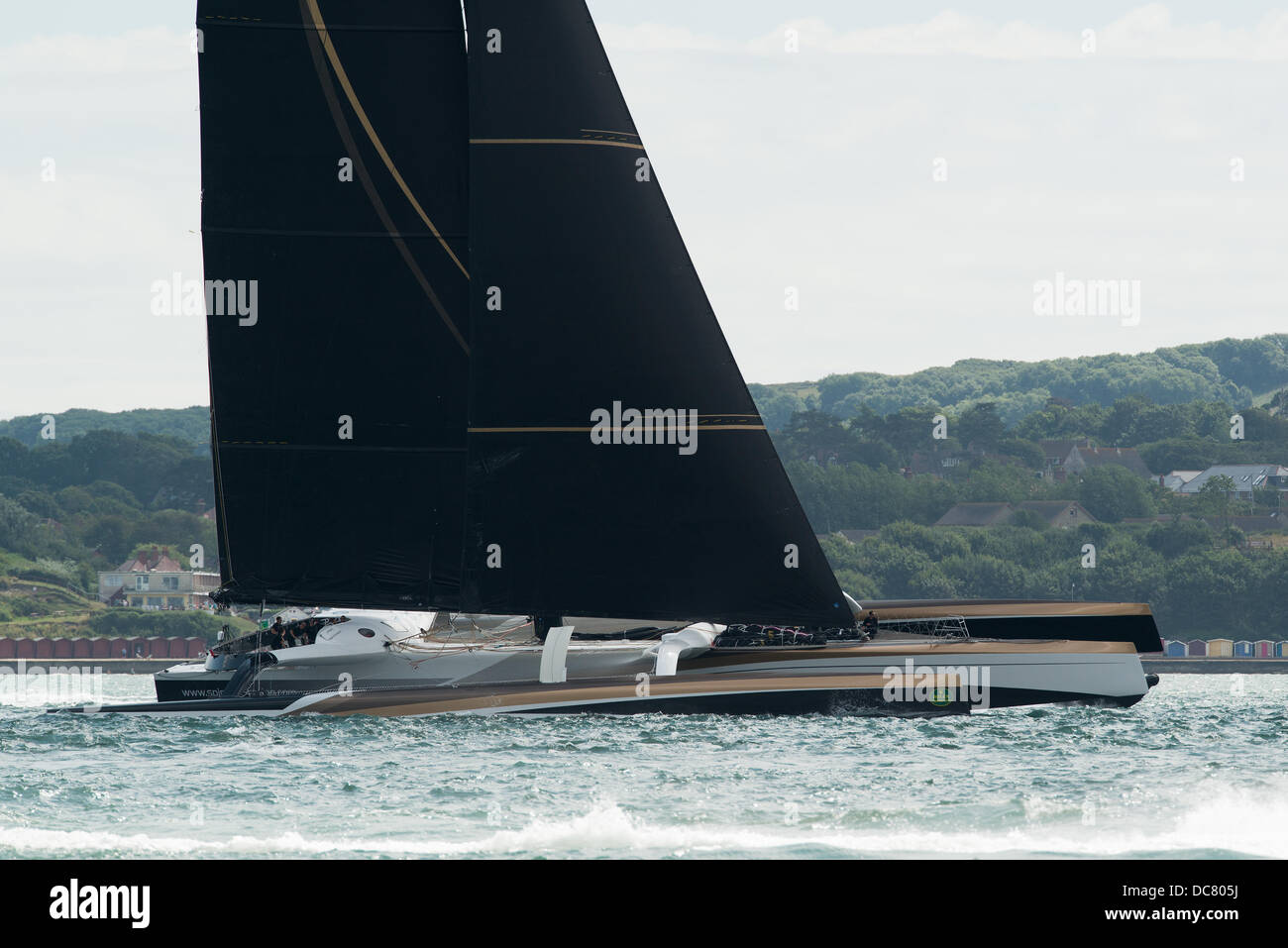 L'île de Wight, Royaume-Uni. Août 11, 2013. Spindrift 2, 131ft trimaran dans la classe des multicoques MOCRA mène le champ au début de la Fastnet Race 2013 peu après, au départ de Cowes le 11 août 2013 Credit : MeonStock/Alamy Live News Banque D'Images