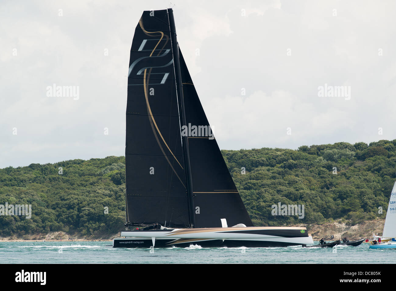 L'île de Wight, Royaume-Uni. Août 11, 2013. Spindrift 2, 131ft trimaran dans la classe des multicoques MOCRA mène le champ au début de la Fastnet Race 2013 peu après, au départ de Cowes le 11 août 2013 Credit : MeonStock/Alamy Live News Banque D'Images
