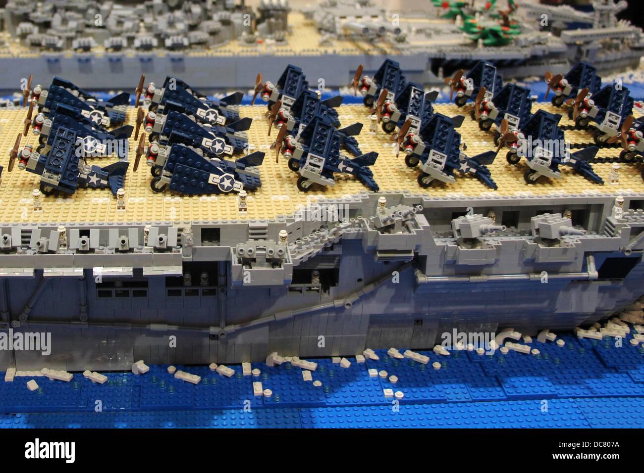Santa Clara Convention Center, California USA 11 Août, 2013 par la baie de briques Lego annuel convention encourage la créativité. La Seconde Guerre mondiale USS Yorktown (CV10) porte-avions de la classe Essex par Marcello De Cicco. Plus de 26 000 briques Lego, pèse 76 livres, 8 pieds 6 pouces de long, 21 pouces de hauteur et 18 pouces de large, se sépare en 4 sections, a pris 2 ans 3 mois à construire. 11 août 2013 Crédit : Lisa Werner/Alamy Live News Banque D'Images