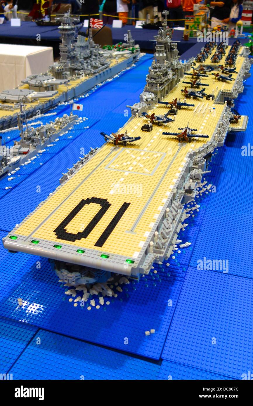 La Seconde Guerre mondiale USS Yorktown (CV10) porte-avions de la classe Essex par Marcello De Cicco. Plus de 26 000 briques Lego, pèse 76 livres, 8 pieds 6 pouces de long, 21 pouces de hauteur et 18 pouces de large, se sépare en 4 sections, a pris 2 ans 3 mois à construire. Banque D'Images