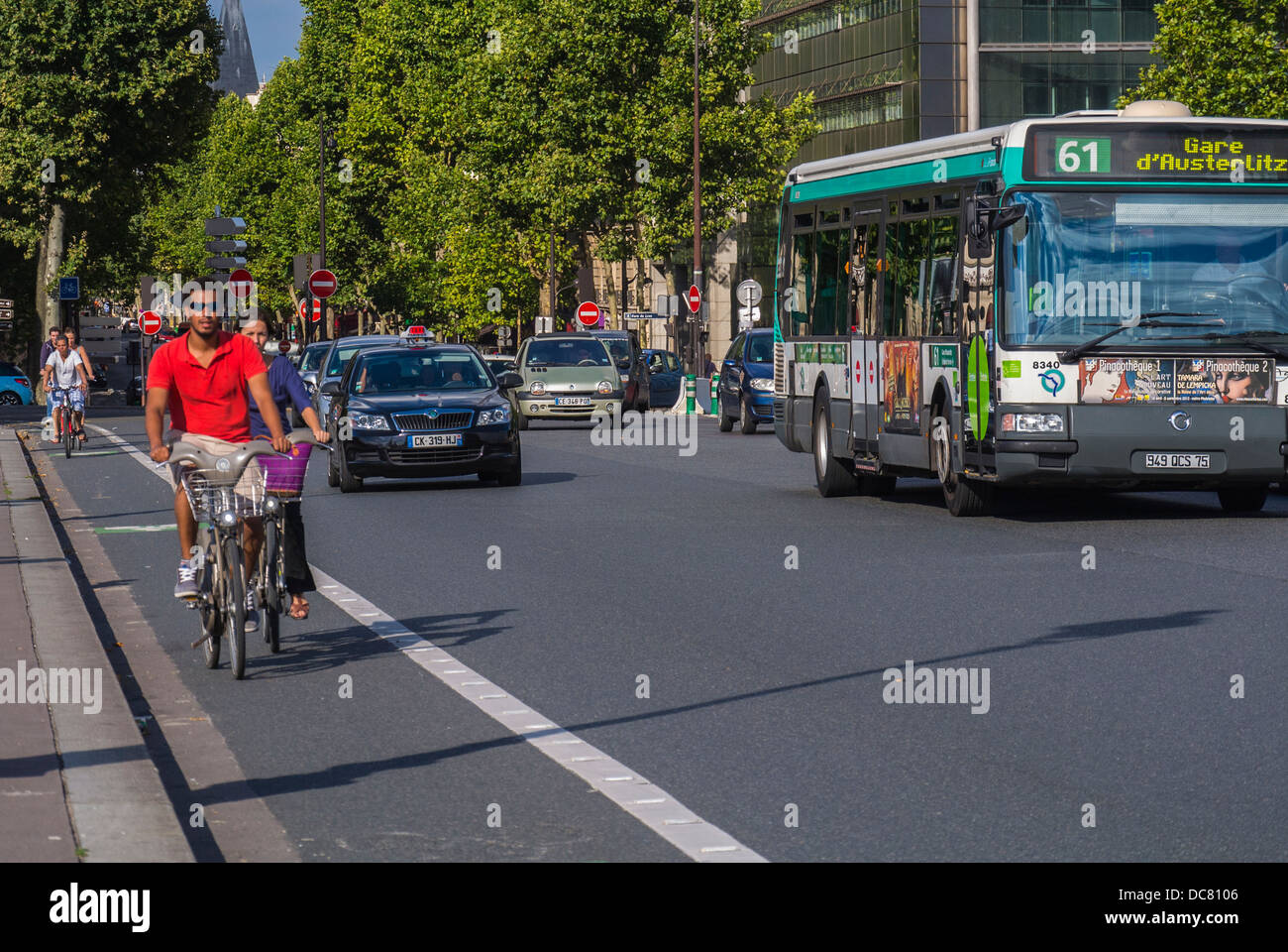 Paris, France, personnes cyclisme dans la rue, piste cyclable, en utilisant Velib, la circulation des voitures de rue de la ratp, vélo, Fitness en plein air, rue cycliste paris dans la journée, rues urbaines avec des gens et des voitures Banque D'Images