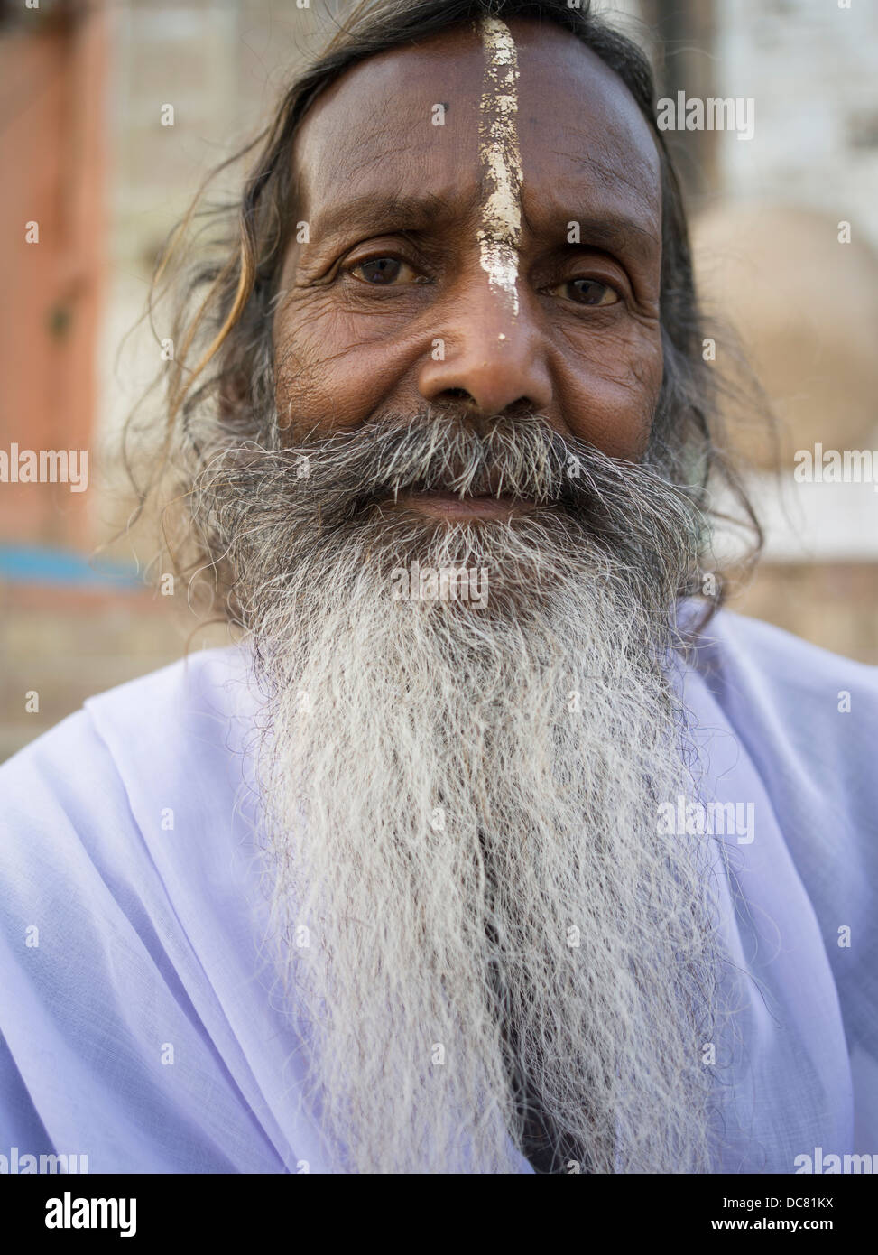 Sadhu saint homme sur les rives de la rivière Ganges - Varanasi, Inde Banque D'Images