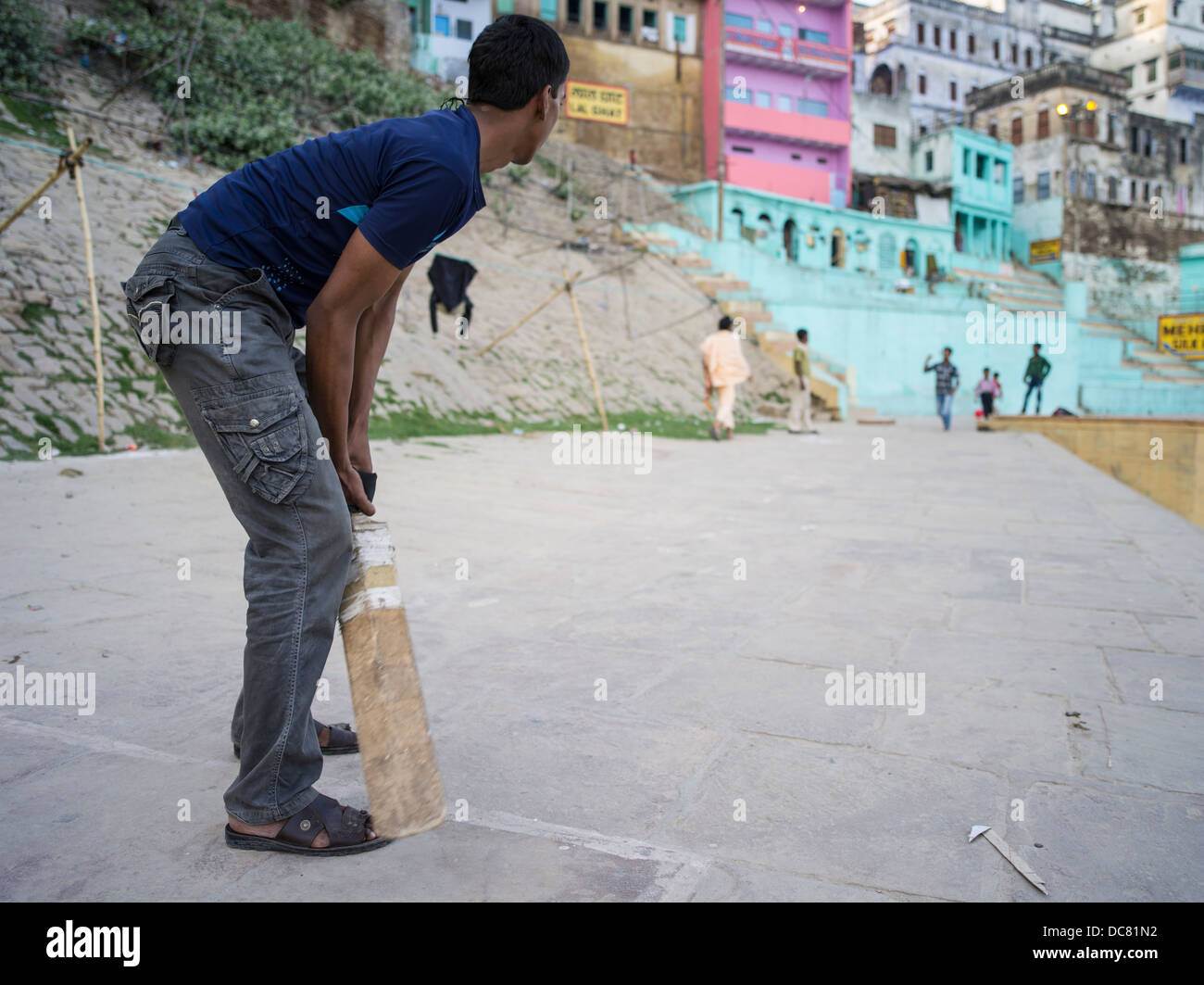 Les jeunes hommes autochtones à jouer au cricket sur la rue à Varanasi, Inde Banque D'Images