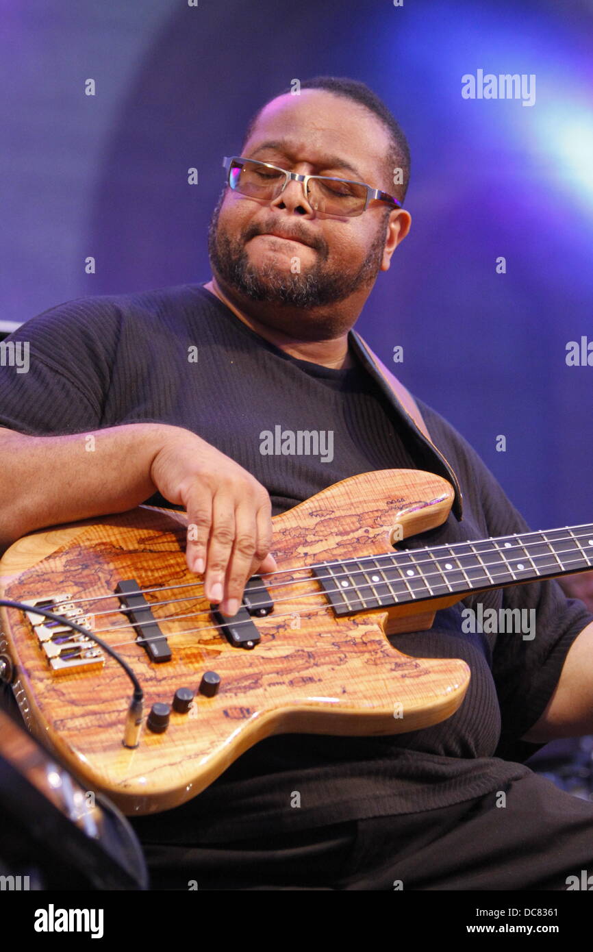 Worms, Allemagne. 11 août 2013. Bassiste Dwayne Dolphin du Le nouveau JB's est représenté sur la scène du festival de jazz et de joie en 2013 vers. Le tromboniste Fred Wesley nous fait vivre avec son groupe le nouveau JB's au Festival de jazz et de joie en 2013 vers. Fred Wesley a joué avec James Brown, George Clinton et Count Basie dans le passé et a été le chef de la bande de Brown JB.'s. Crédit : Michael Debets/Alamy Live News Banque D'Images