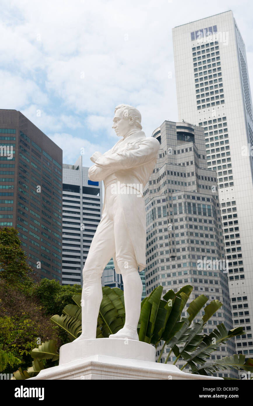 Sir Raffles statue avec les gratte-ciel modernes sur l'arrière-plan, Singapour Banque D'Images