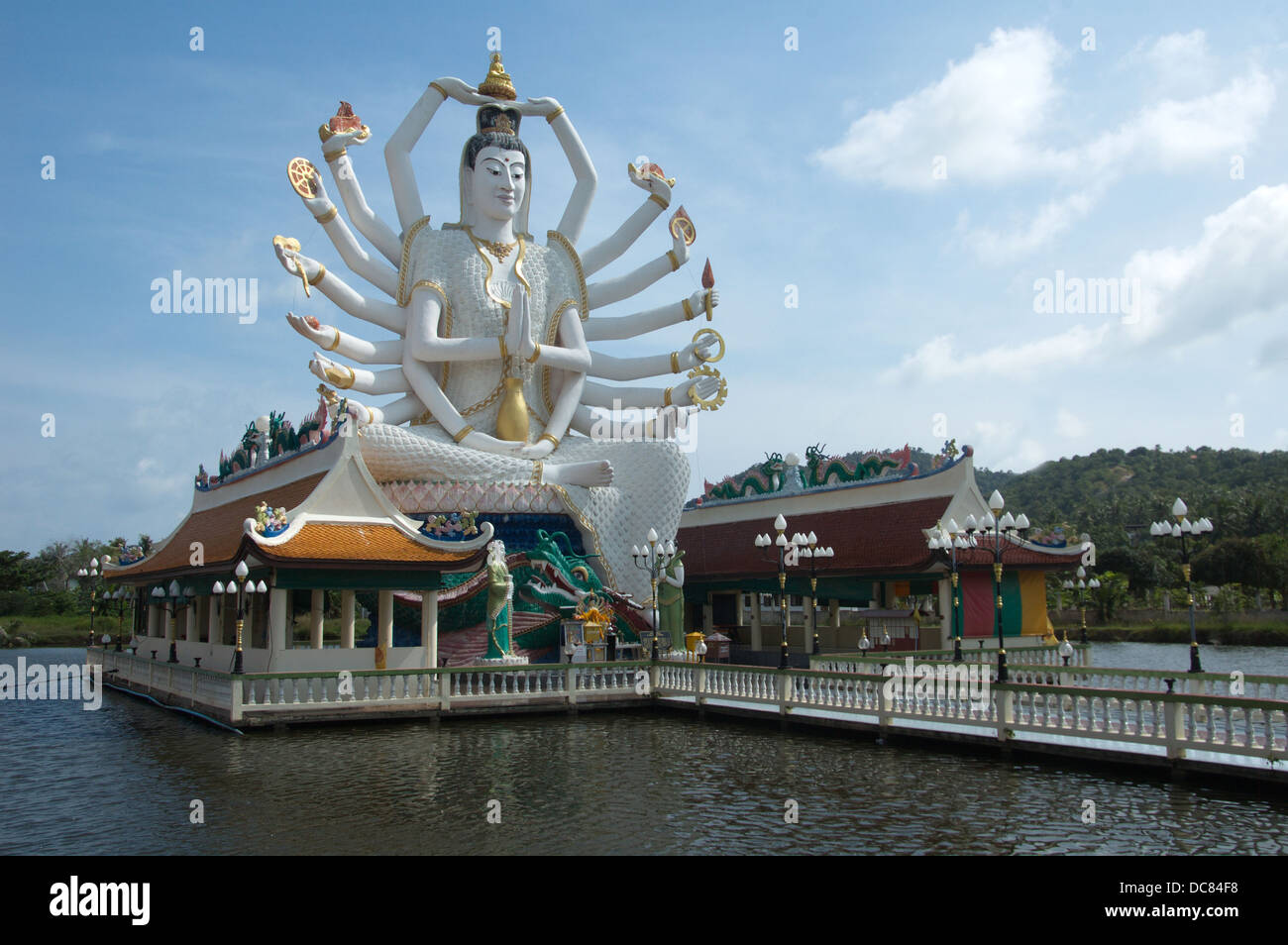 Big Buddha avec dix-huit armes - 18 - au temple Wat Plai Laem Ko Samui Banque D'Images