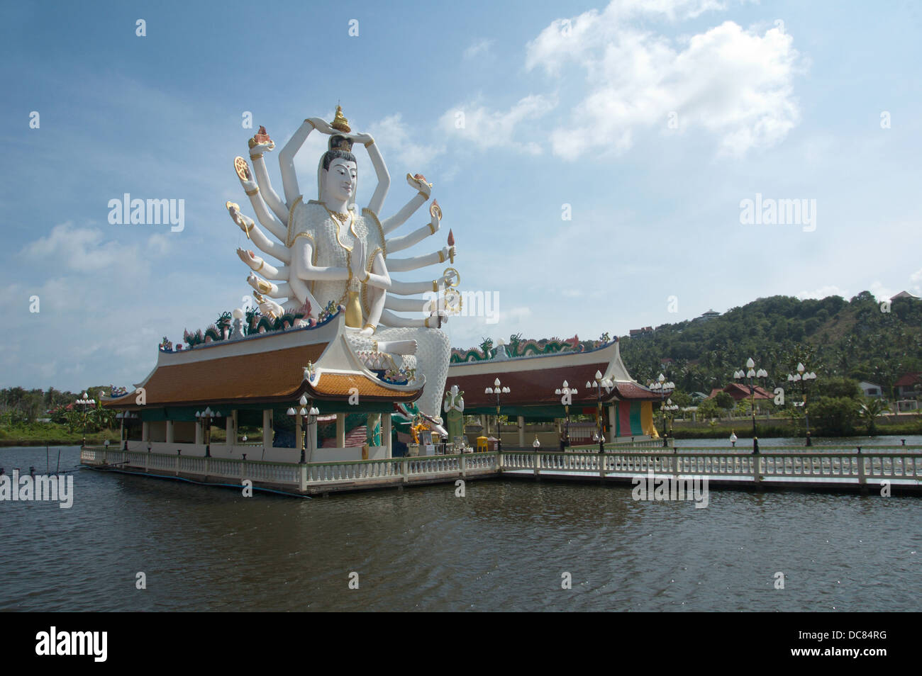 Big Buddha avec dix-huit armes - 18 - au temple Wat Plai Laem Ko Samui Banque D'Images