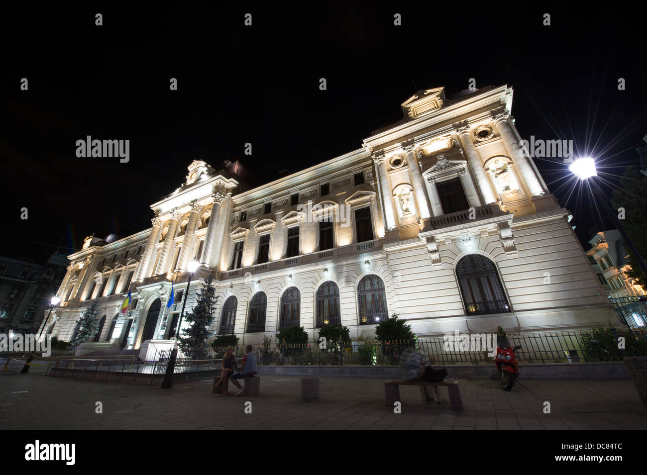 Situé dans le centre-ville de Bucarest, c'est la banque nationale de Roumanie et a été établi en avril 1880. Banque D'Images