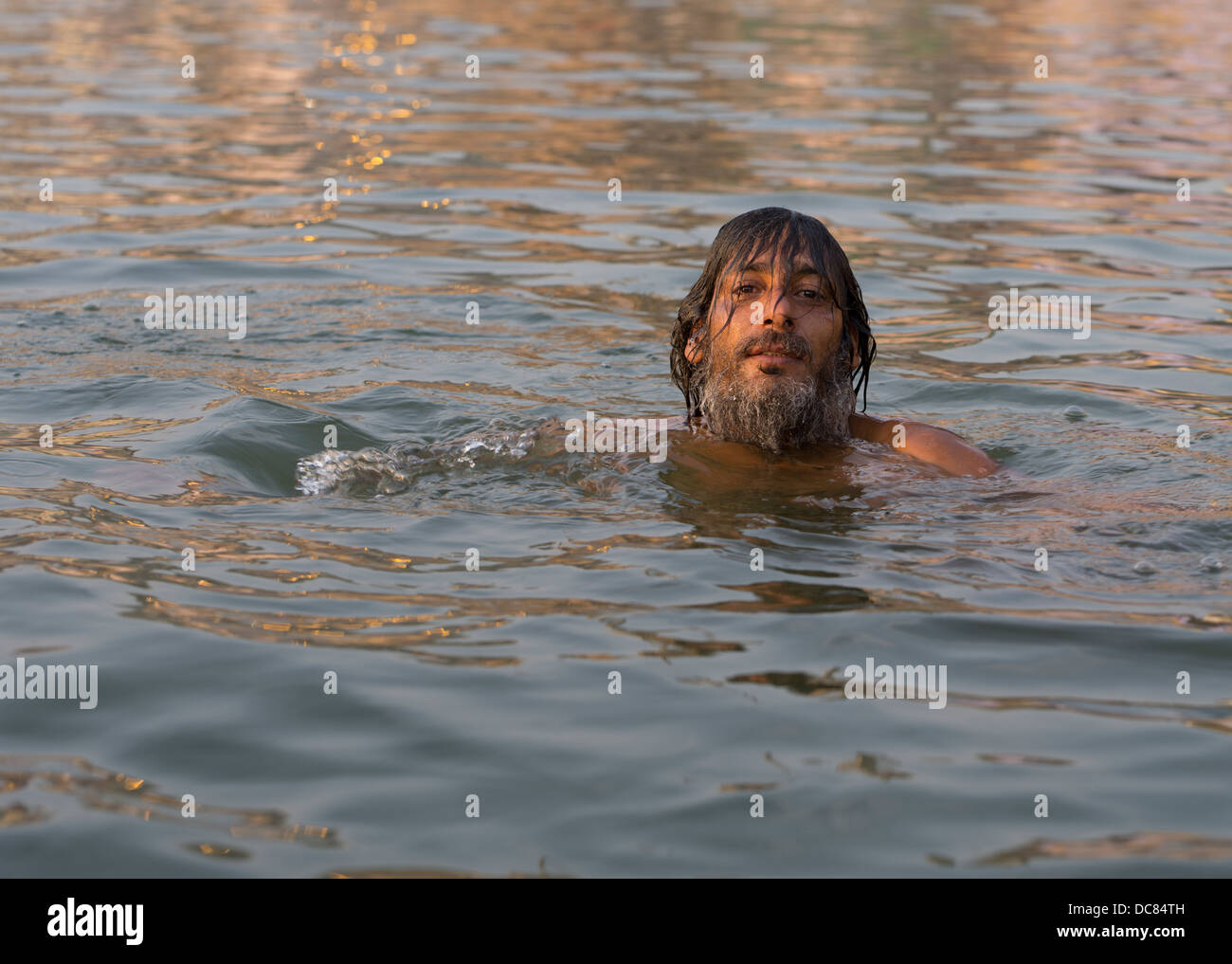 Portrait de l'homme natation / baignade dans le Gange Varanasi ( ) Banque D'Images