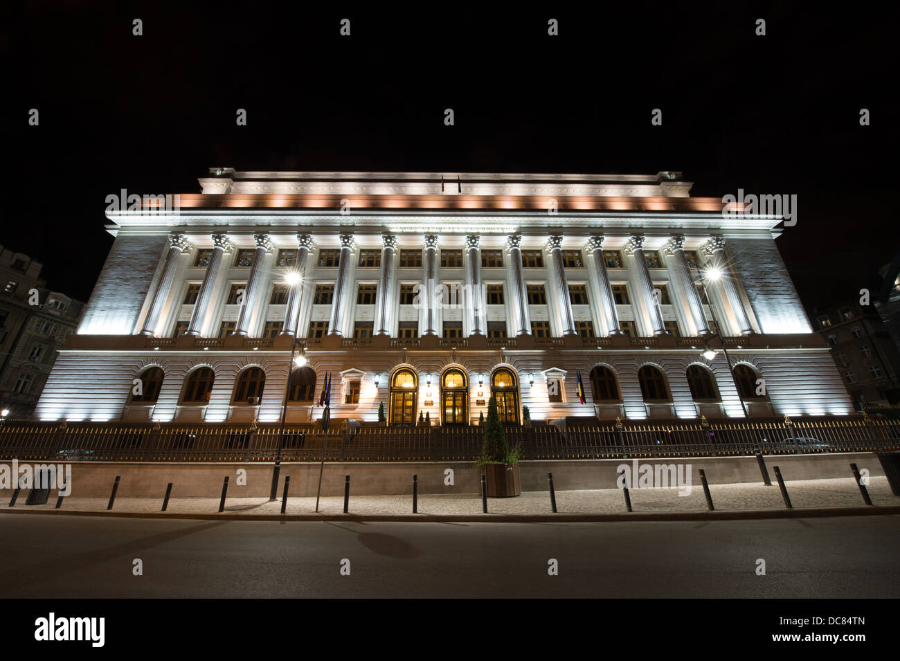 La Banque nationale de Roumanie dans la nuit Banque D'Images