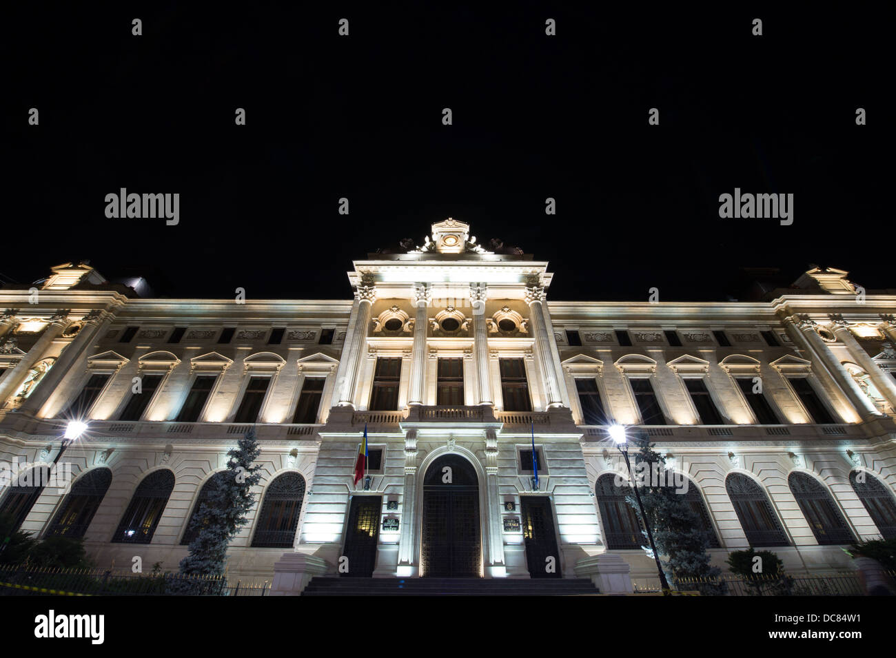 La Banque nationale de Roumanie dans la nuit Banque D'Images
