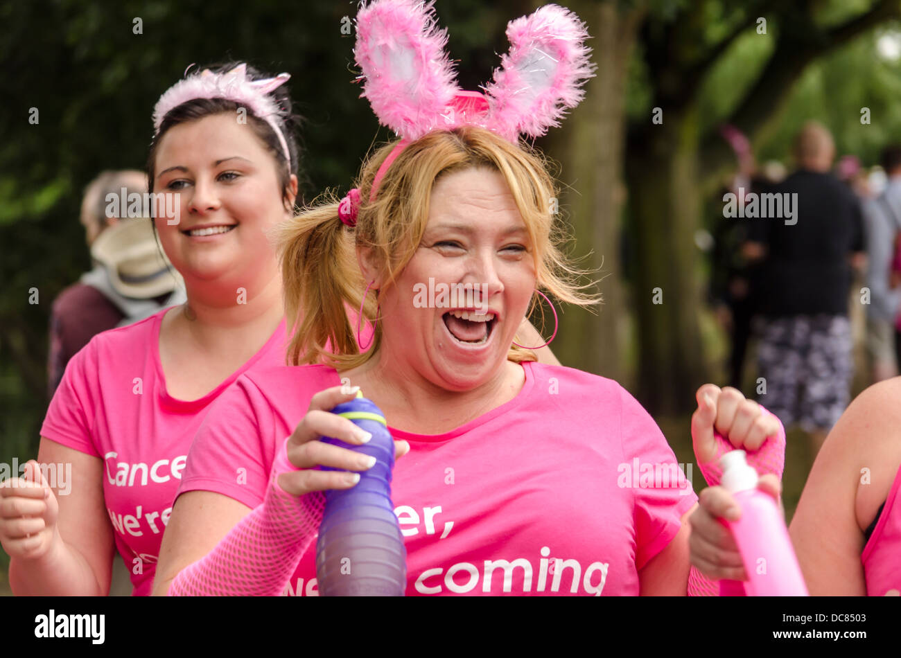 Femme en riant sur une course pour la vie jour UK Banque D'Images Femme en riant sur une course pour la vie jour UK Banque D'Images