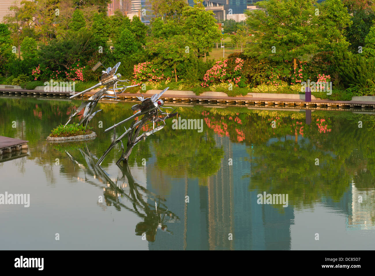 La libellule artificielle dans le lac au parc par les jardins, la baie de Singapour. Banque D'Images
