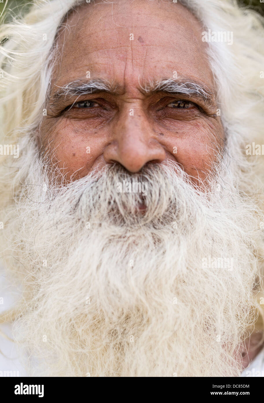 Portrait de personnes âgées indien avec une grande barbe blanche et d'une moustache à Varanasi Inde Banque D'Images